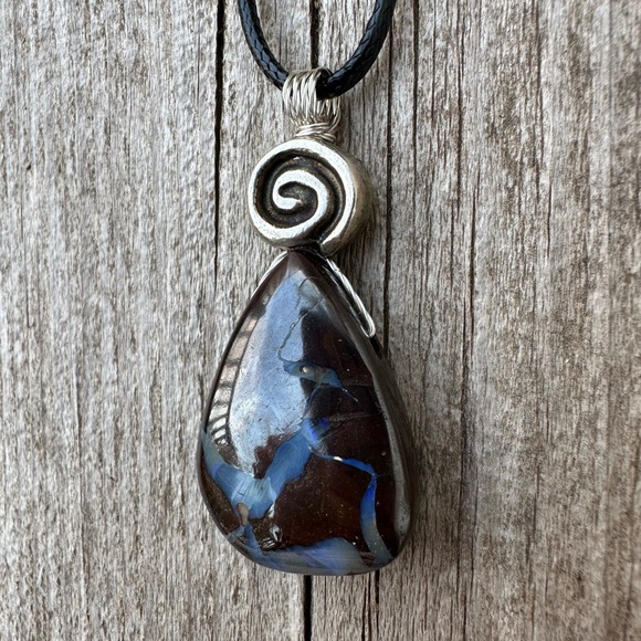 Boulder Opal Holds Earth, Water and Fire Elements. Brings a Zest Life. - Picture 5 of 9